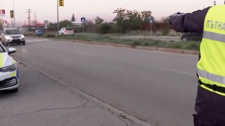 Шофьор без книжка опита да избяга от полицията в Провадия, спипаха го