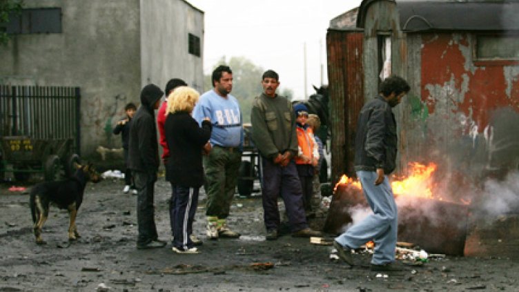 Цигански кланове всяват страх в плевенско село, кметът ходи с оръжие