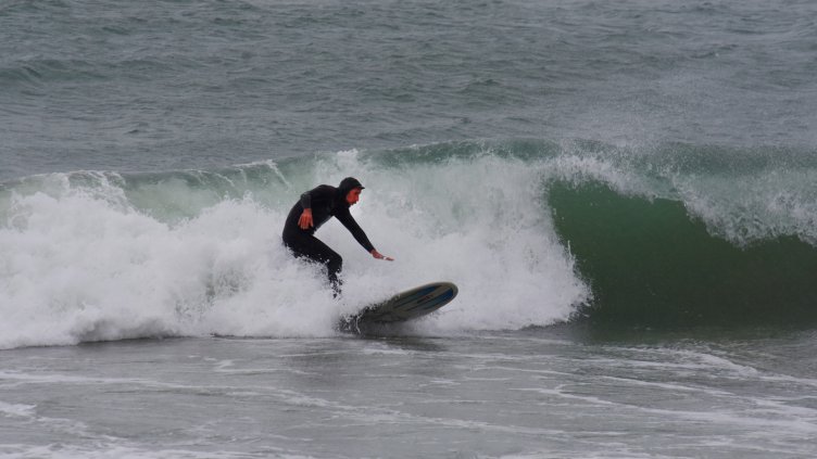Сърфист укротява вълните на плажа във Варна (СНИМКИ)