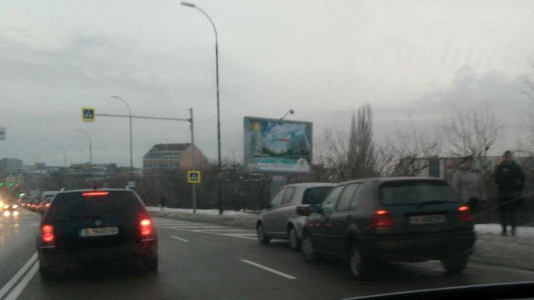 Катастрофа затруднява движението по бул. &bdquo;Цар Освободител&rdquo;