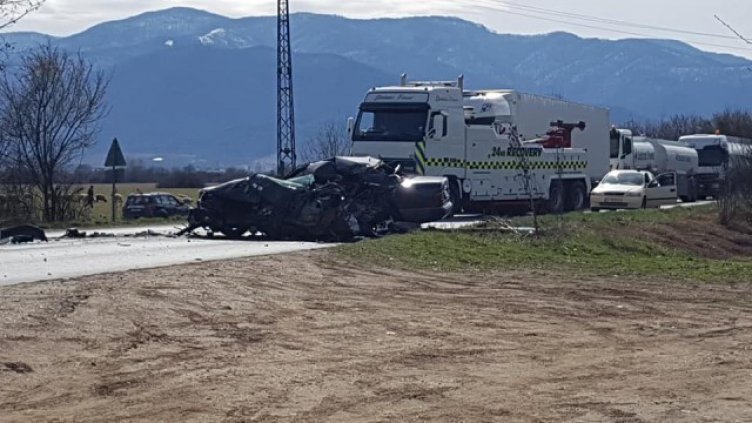 Челен сблъсък между тир и автомобил отне живота на един човек