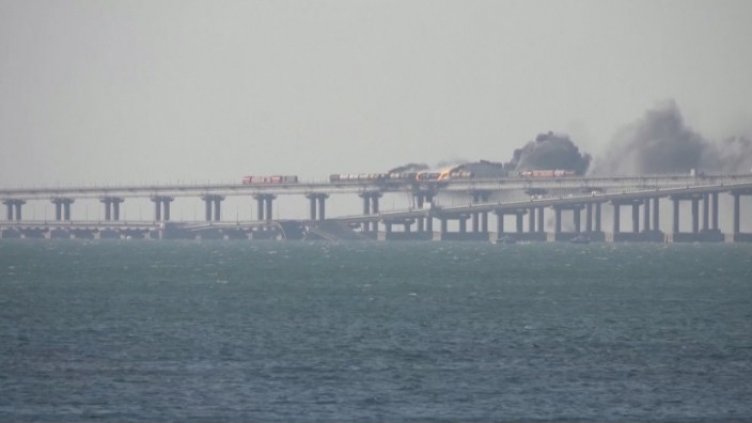 Експлозия срути частично "Кримския мост" (ВИДЕО)