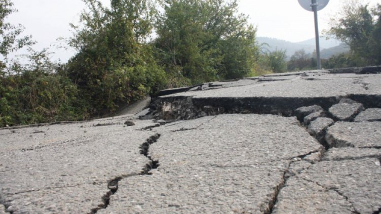 Огромна пукнатина на пътя Монтана-Враца заради свлачище