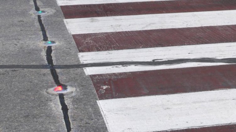 Блъснаха дете и жена, докато пресичат 