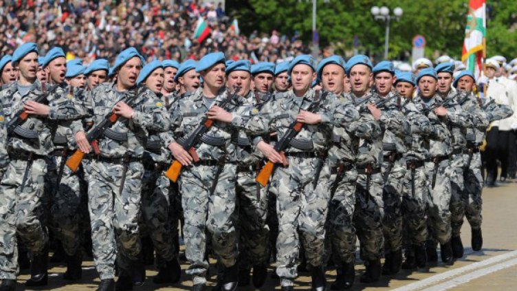 4 000 свободни места в и без това скромната ни армия