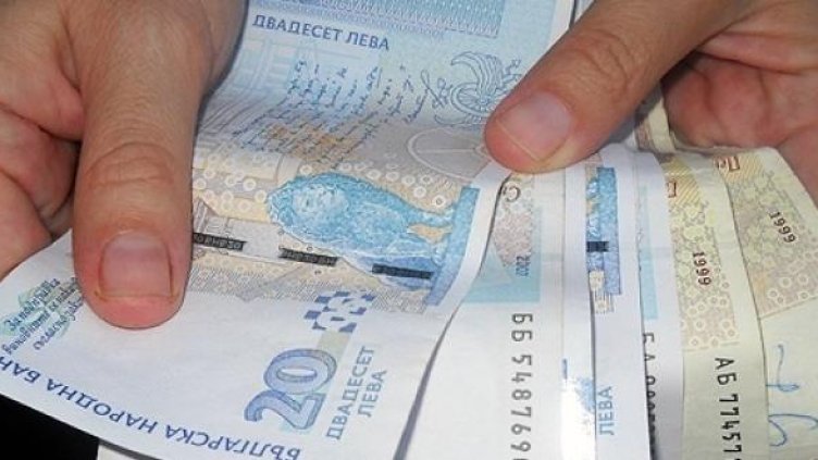 Замразяват заплатите на чиновниците