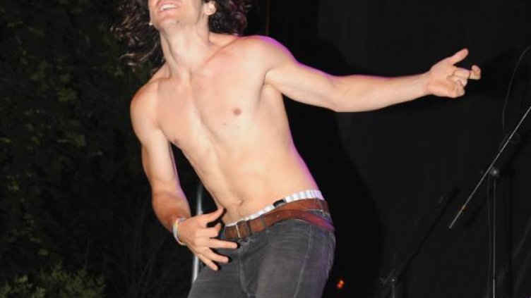 19-годишният Атанас Air Grinder Цветков е новият шампион по Въздушна китара на Варна