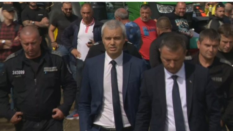 Костадин Костадинов отиде при земеделците в Долни Богров, те го изгониха