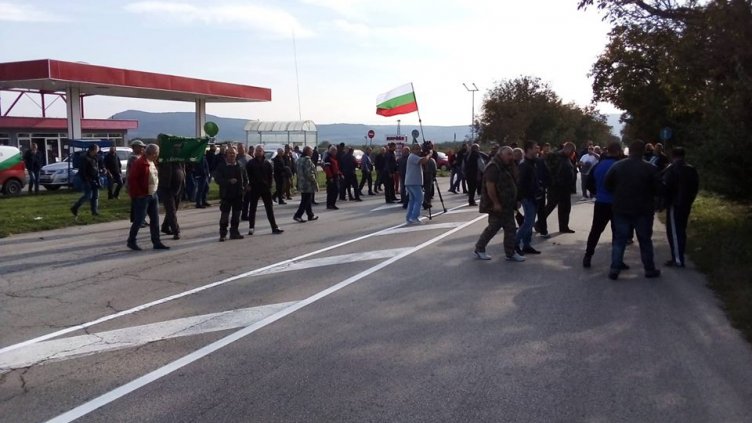 Протест край с. Тутраканци затвори главен път