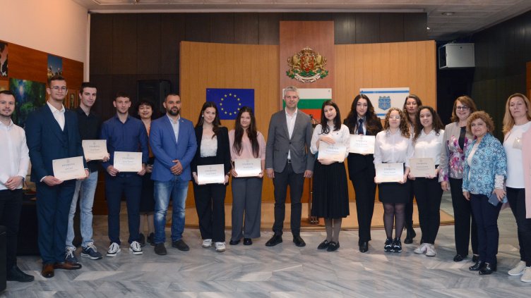 Наградиха ученици доброволци от клубовете по превенция във Варна