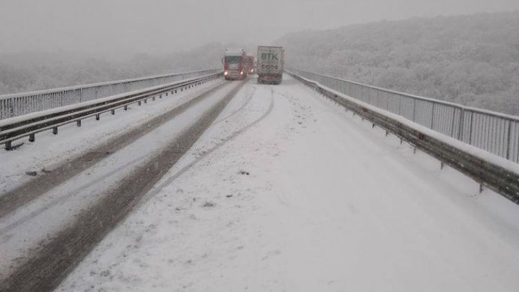 370 машини са обработвали републиканските пътища през нощта и пак не смогнаха