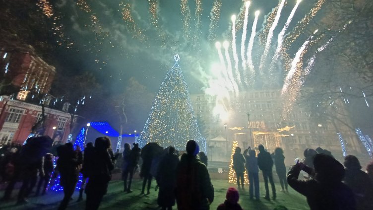 Грейнаха светлините на градската Коледна елха във Варна (Снимки)