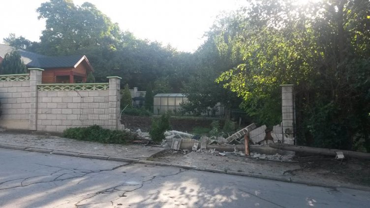 Шофьор “паркира” в оградата на къща