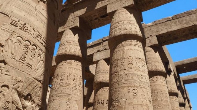 Излагация! Надписът П+В=♡ върху колона в Хипостилната зала в Карнак