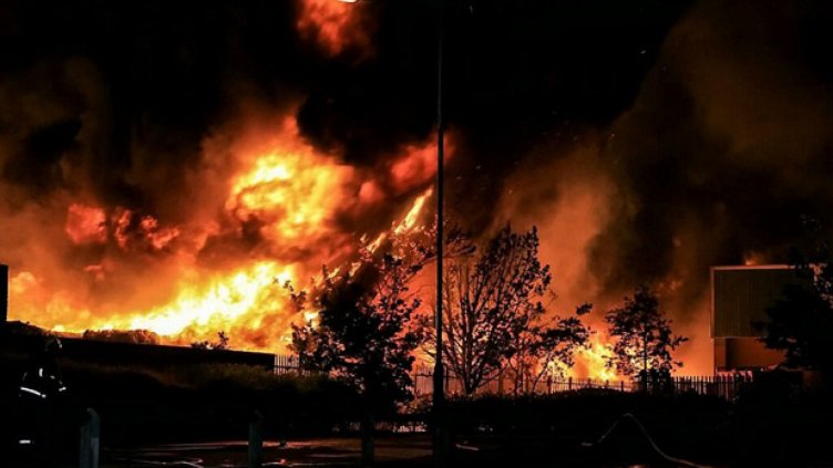 Евакуираха близо 50 души заради пожара край Тополовград