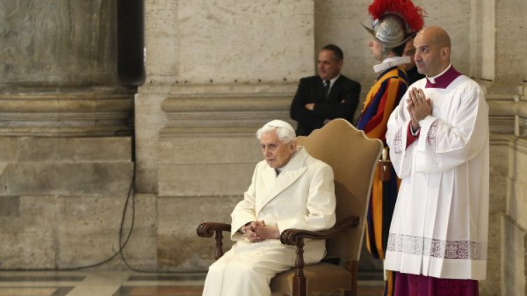 Папа Бенедикт стана на 90  