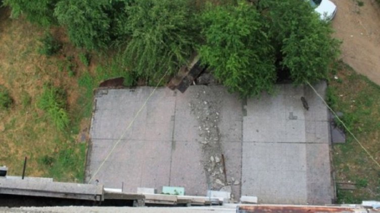 Панел полетя към детска площадка