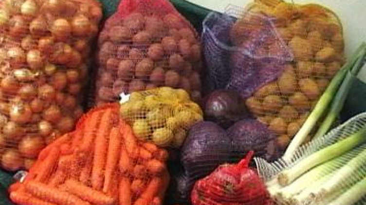 Ядем френски картофи, полски лук и румънска ряпа