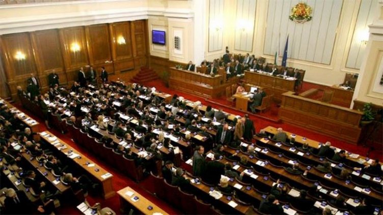 Парламентът разглежда ветото на президента върху законови промени