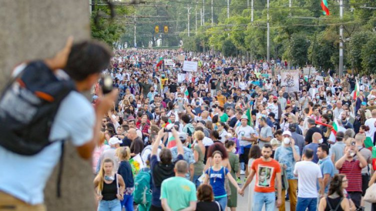 Прибраха 7 след протестите снощи