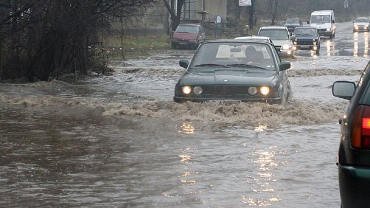 Голямо количество вода приижда към дуловско село