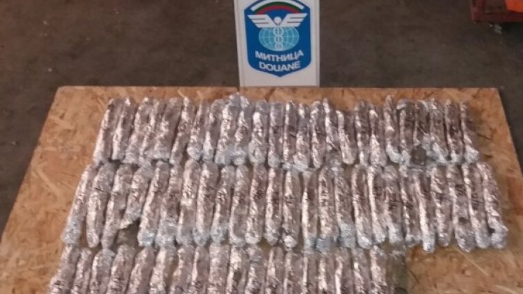 Откриха марихуана в газова бутилка на кола