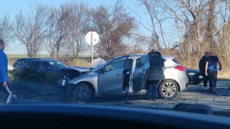 2 коли се удариха челно в Плевенско