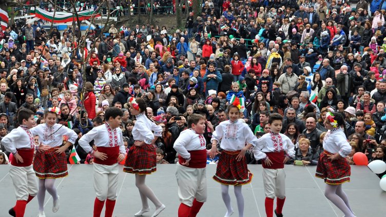 Децата с трибагреници се забавляваха край Детския кът в Морската градина
