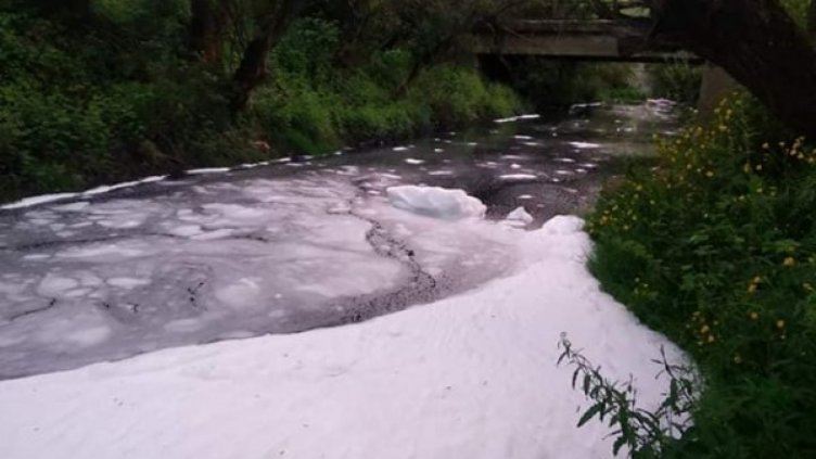 Бяла пяна покри река Струма в Перник