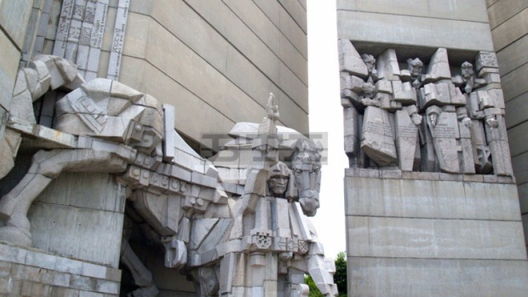 155 изкачиха паметника "Създатели на българската държава" в Шумен