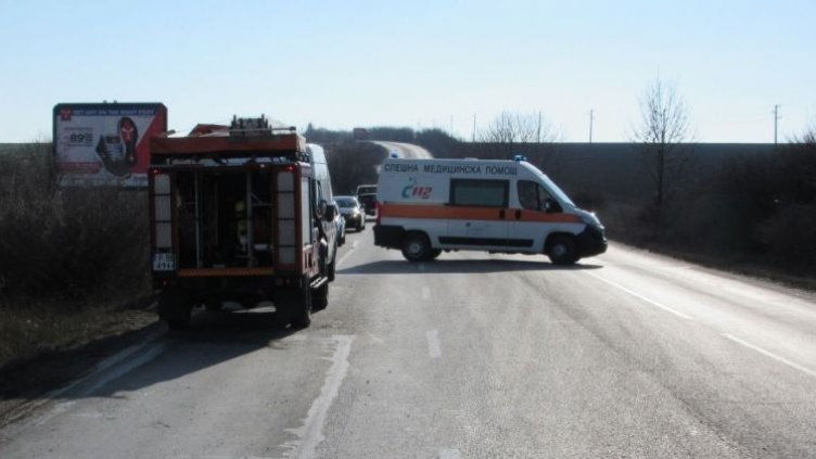 Жена изхвърча от колата при катастрофа на пътя Русе-Разград