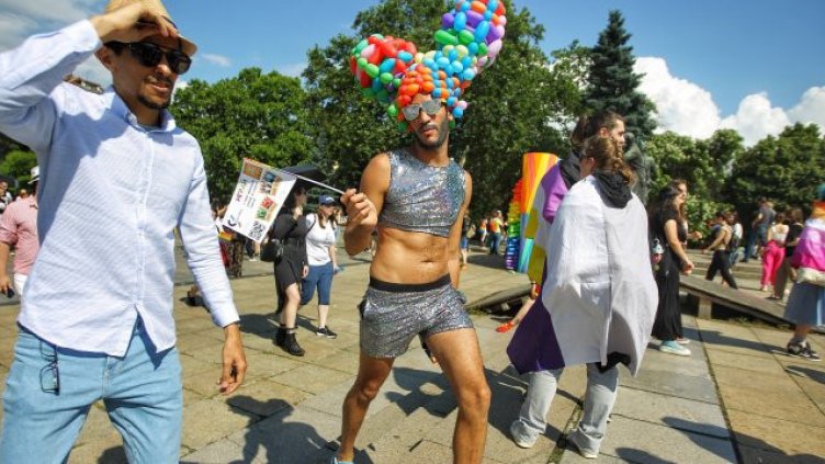 На "Прайда": Гейове и лесбийки поискаха еднополови бракове и деца (ВИДЕО+СНИМКИ)