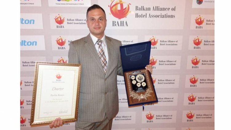 Павлин Косев с наградата.