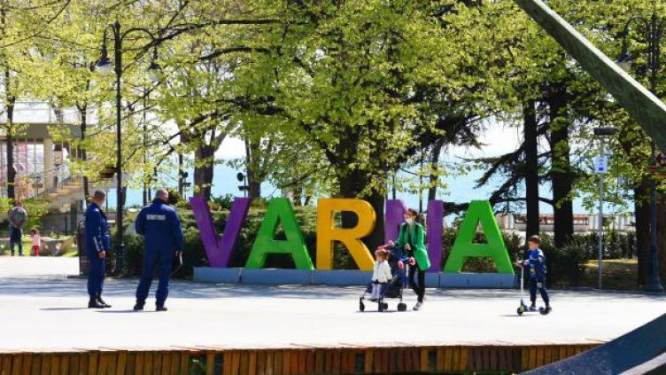 Хванаха 17-годишна с трева в Морската градина на Варна 