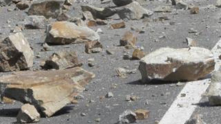 Камъни едва не убиха семейство на пътя