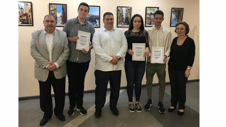 Деца от I ЕГ подредиха изложба „Ние и Европа“