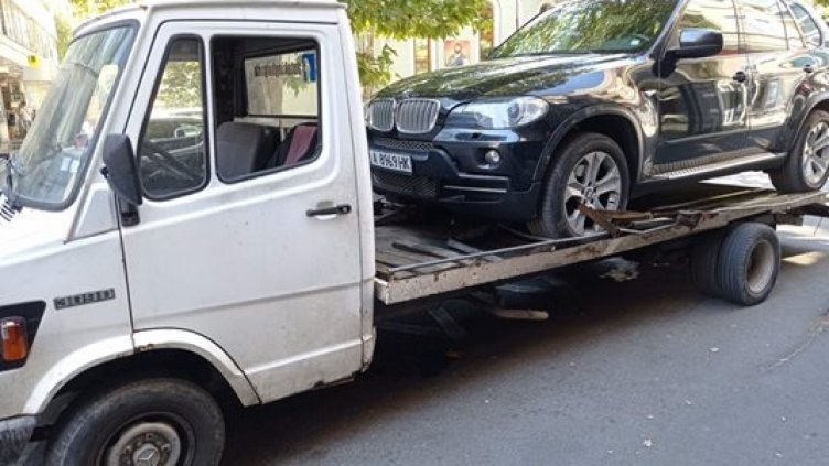 Бизнесмен плати за БМВ Х5-а, получи го без двигател, скорости, табло…