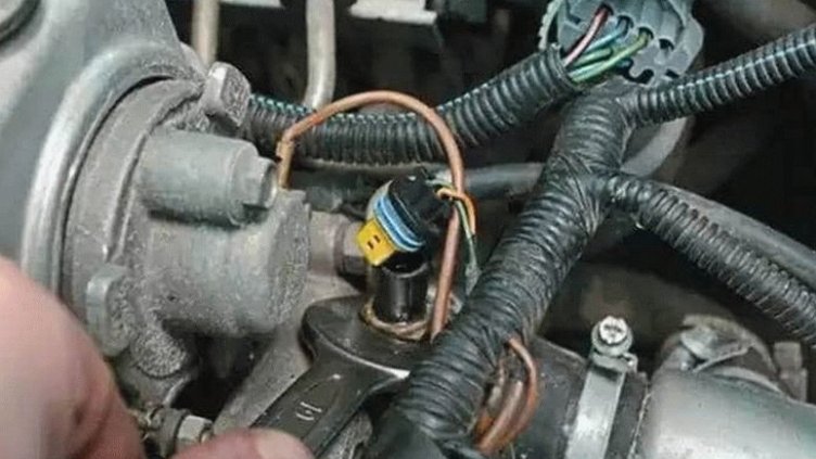 Какво свети сега? 13-те датчика в автомобила, които най-често ни лъжат