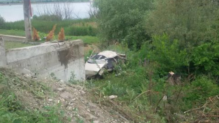 Кола се удари в бетонна стена, 4-ма са в тежко състояние