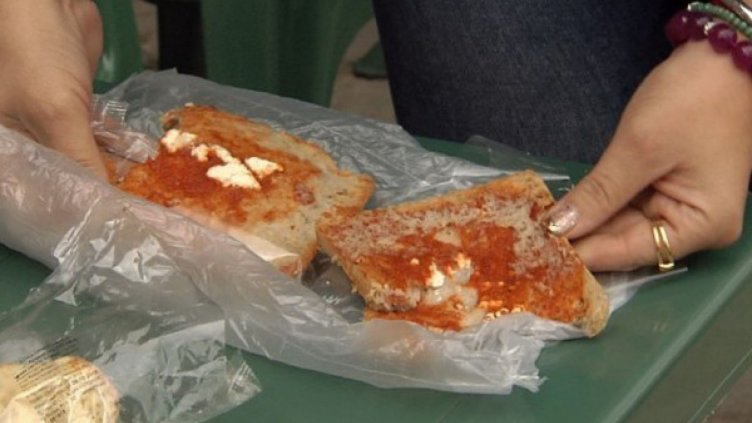 Кисела лютеница и безвкусно сирене &ndash; храната на децата