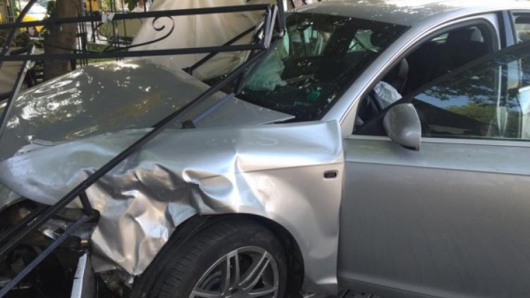 Кола се вряза в заведение