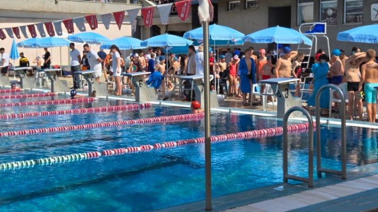 Рекорден брой ученици се включиха в „Общинския ученически турнир по плуване“ във Варна