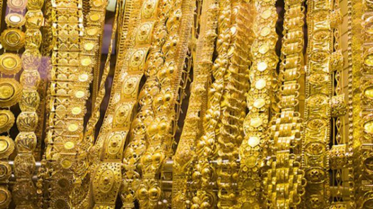 Откриха над килограм златни бижута в бельото на двама мъже