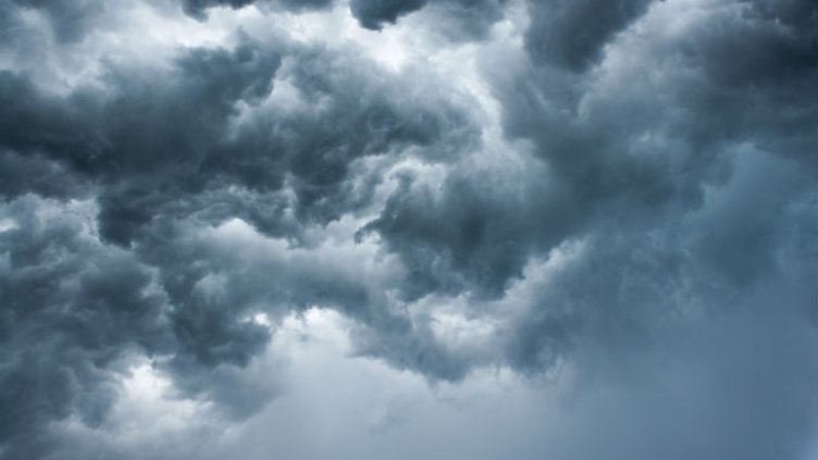 Дъждът спира, облаците остават