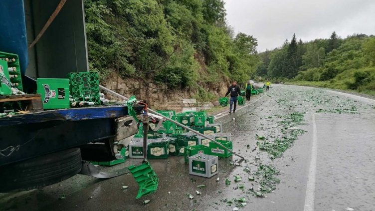 Камион разпиля каси с бира на пътя след удар в друг тир