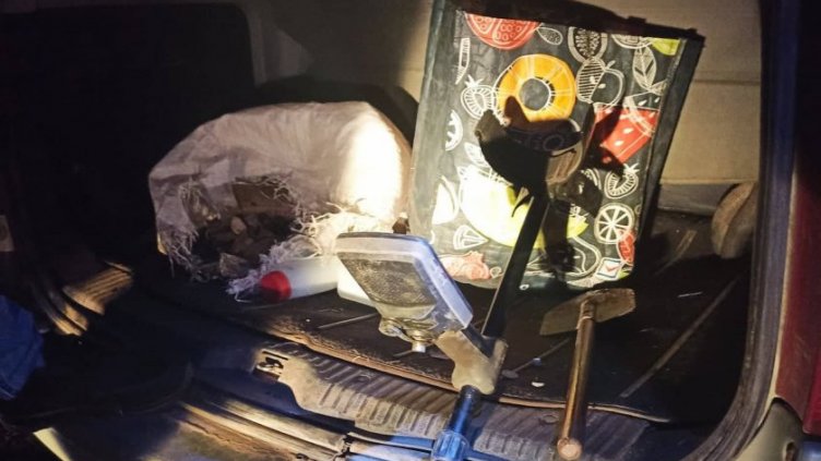 Заловиха иманяр, дирил с металотърсач антики край Шумен (СНИМКИ)