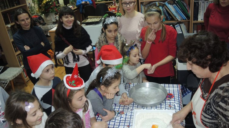 Как се правят сурвачки и содени питки научиха варненчета в НЧ „Просвета 1927”