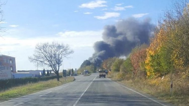 Цистерна избухна в пламъци на пътя София - Варна