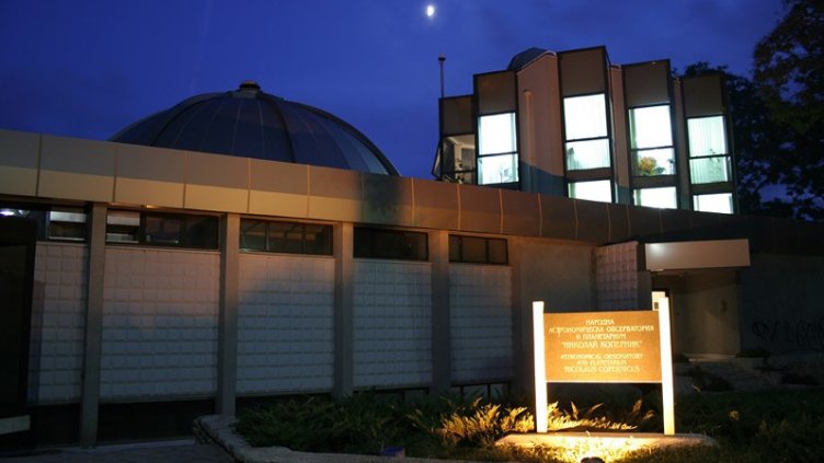 Очакват ни 2 пълни лунни и 2 частични слънчеви затъмнения през 2025 г.