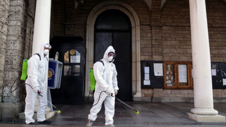 Десетки в храма "Света Неделя" в София въпреки призива да се молим вкъщи